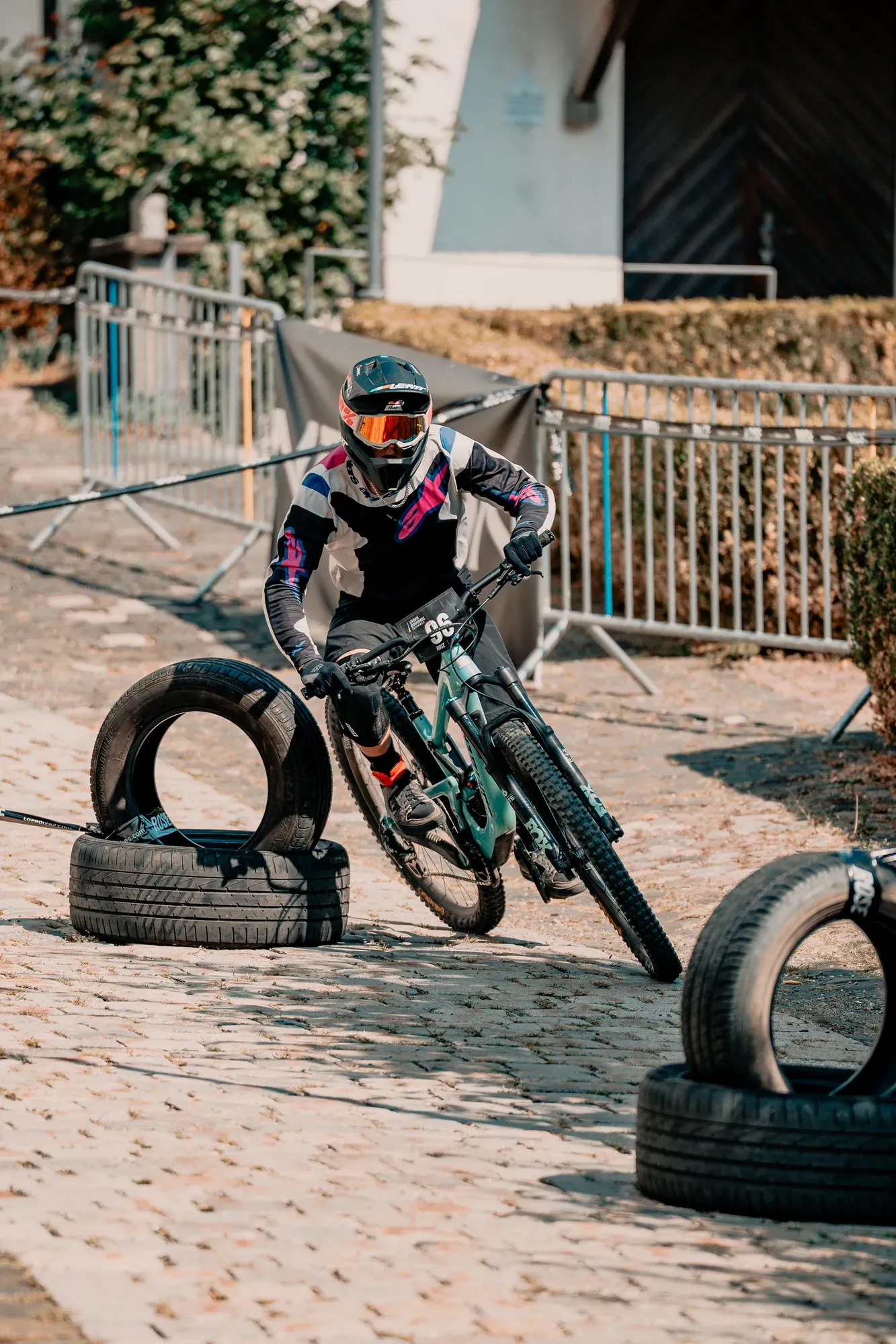 Fahrer im Slalom zwischen Reifen auf dem Kopfsteinpflaster