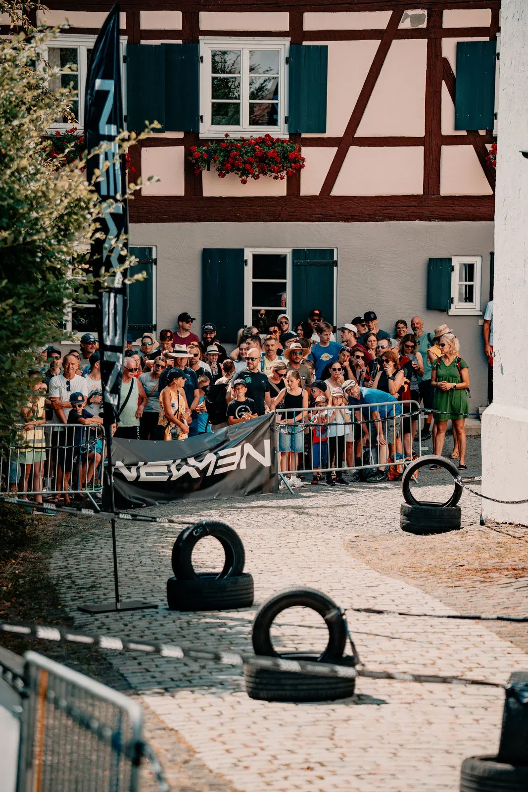 Zuschauer hinter Absperrgittern entlang der Strecke
