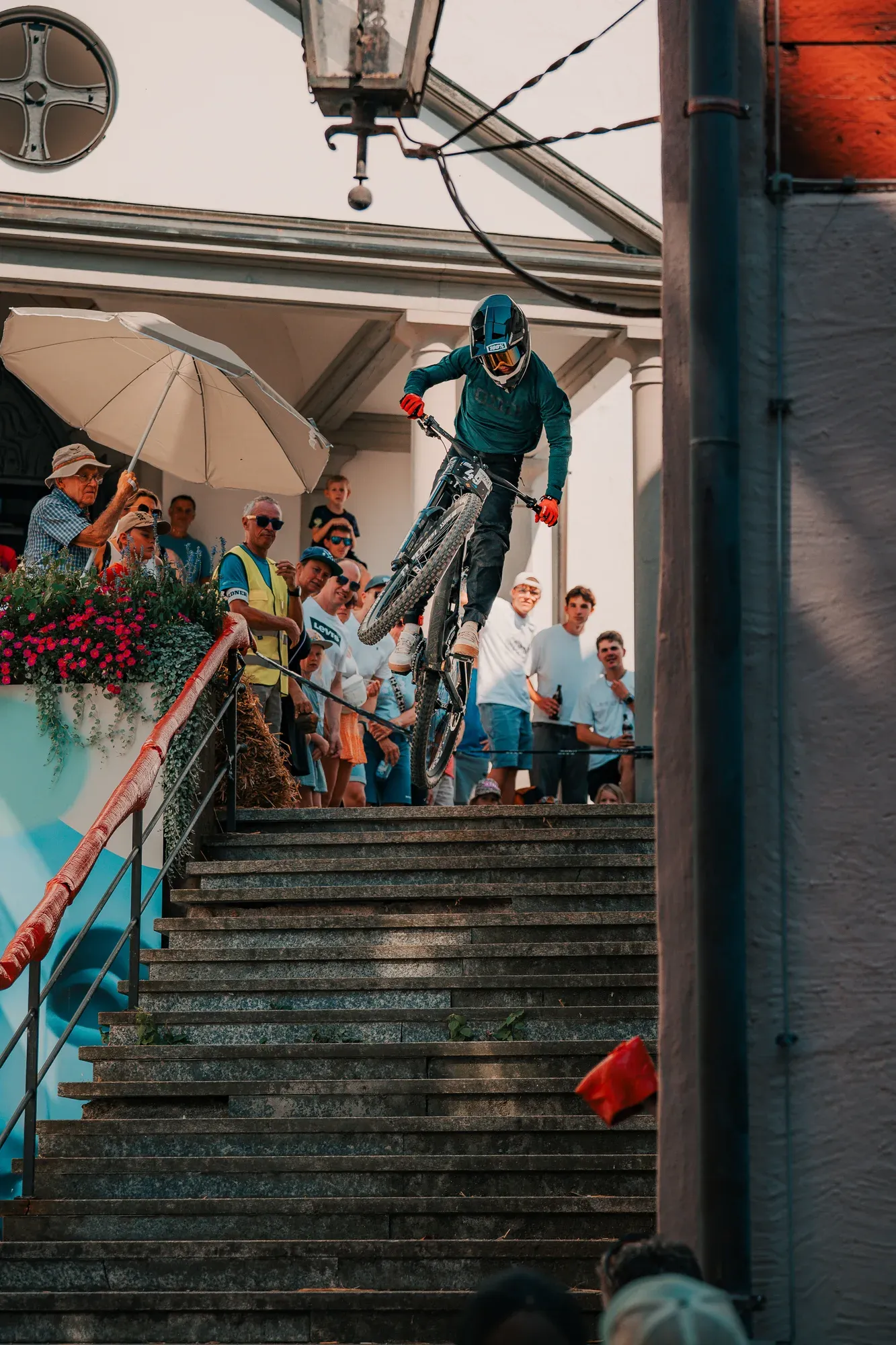 Fahrer auf der Treppe vor der Altstadtkulisse