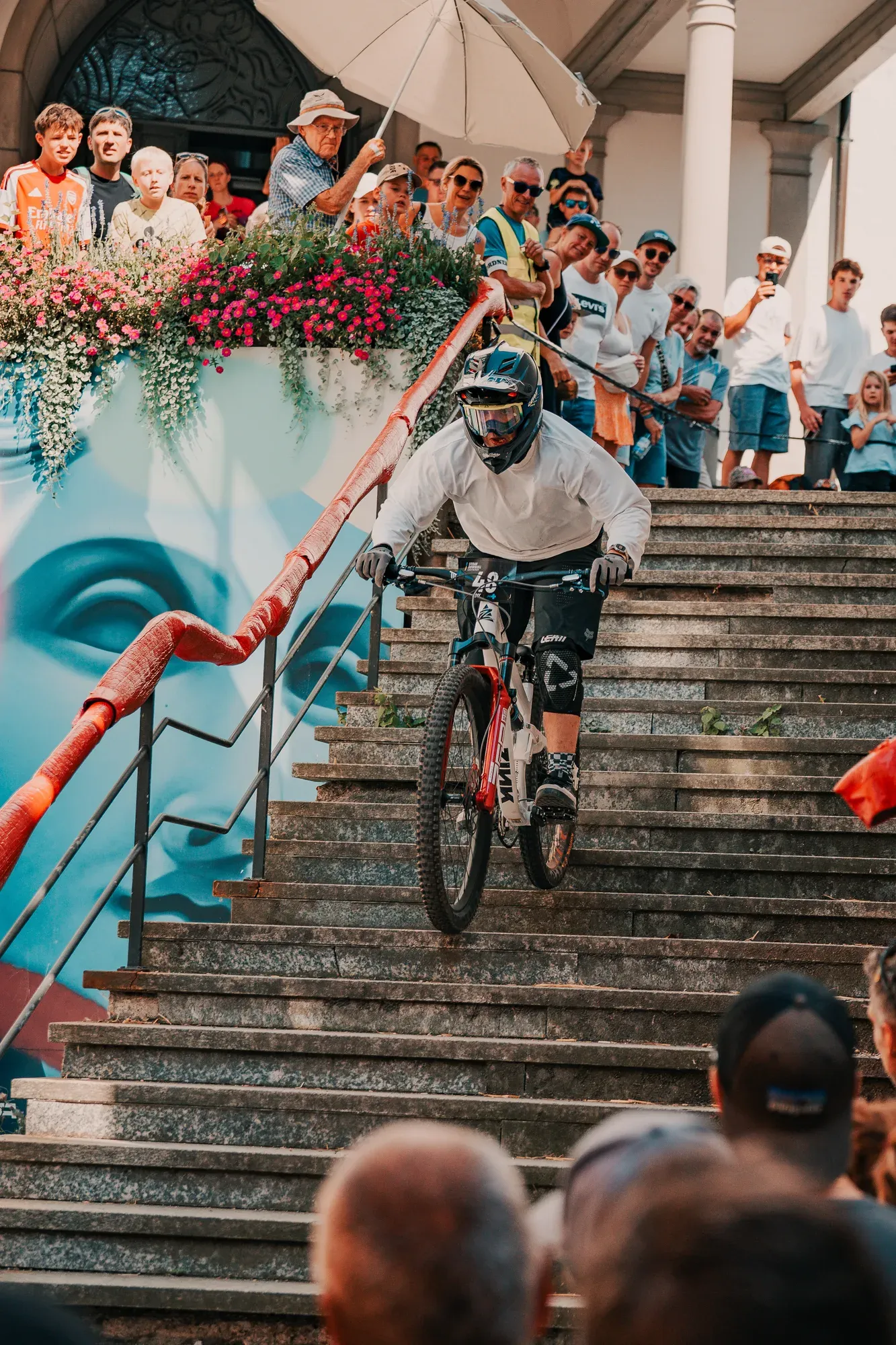 Fahrer auf der Treppe vor einem großen Wandbild