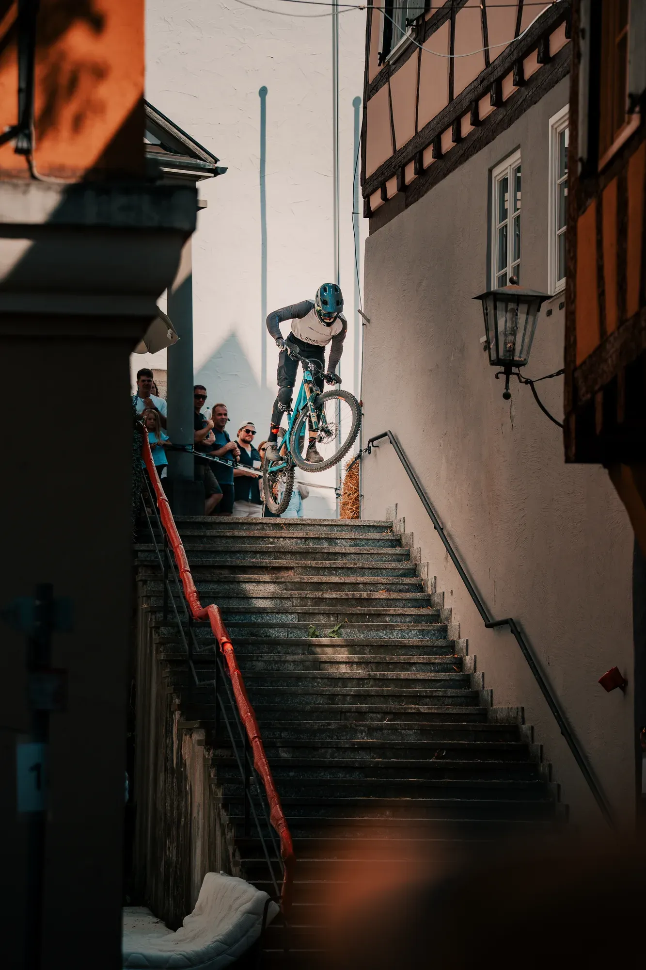 Fahrer in einem schmalen Treppendurchgang der Altstadt