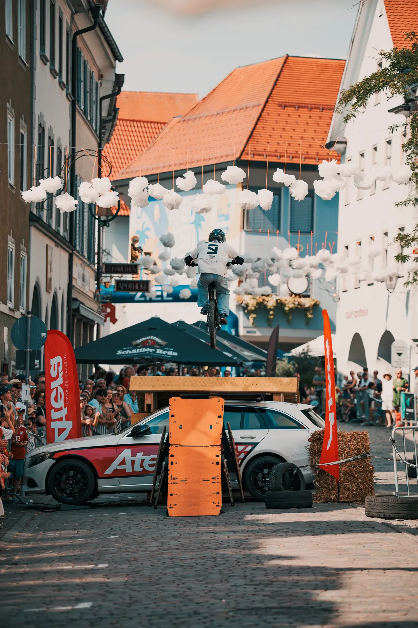 Fahrer auf der Rampe unter den Ballons in der Marktstraße
