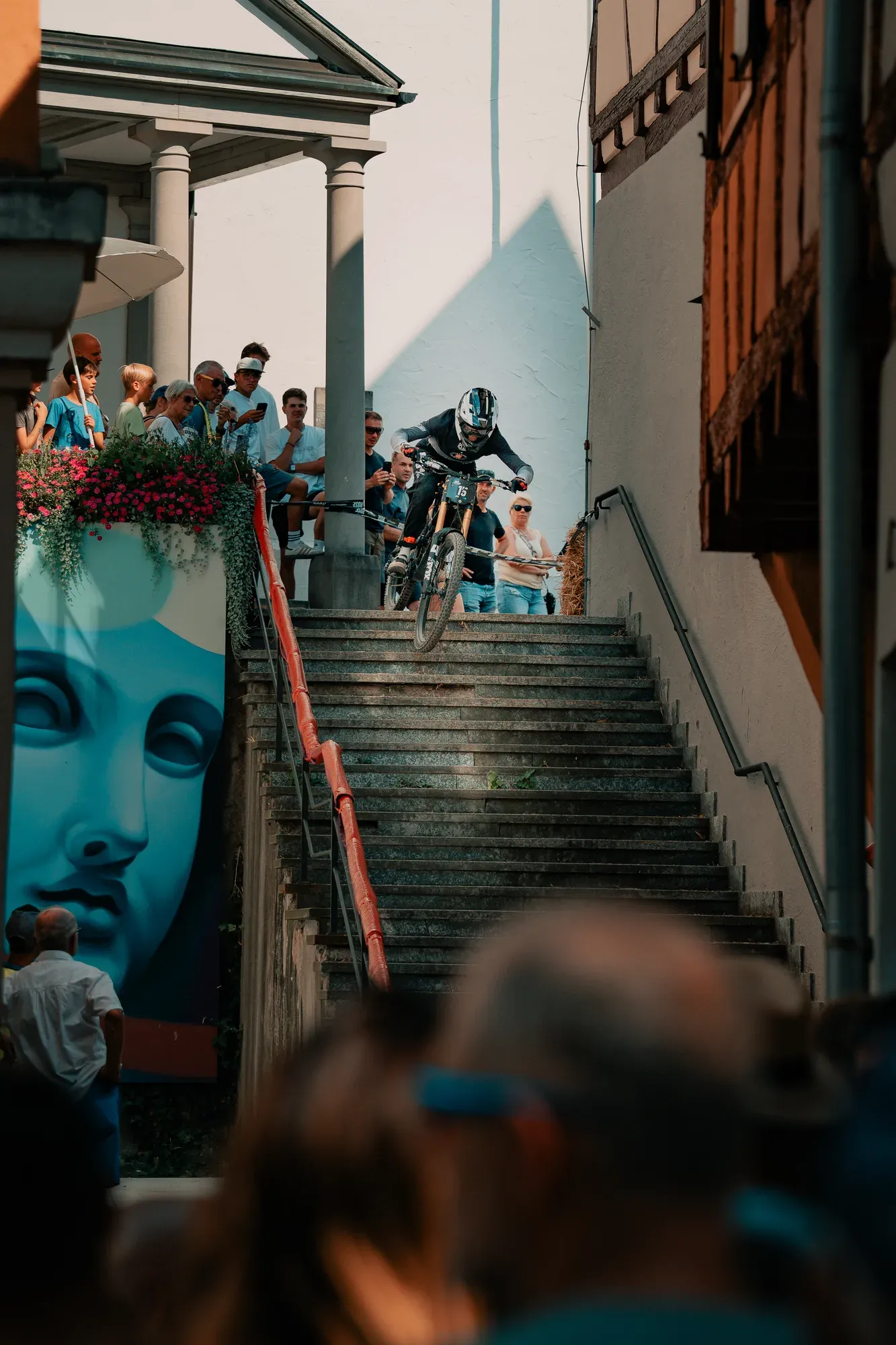 Fahrer auf der Treppe, Zuschauer entlang des Geländers