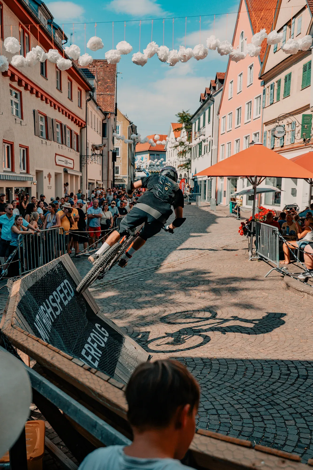 Fahrer im Wallride, dem ikonischen Holzbogen der Strecke