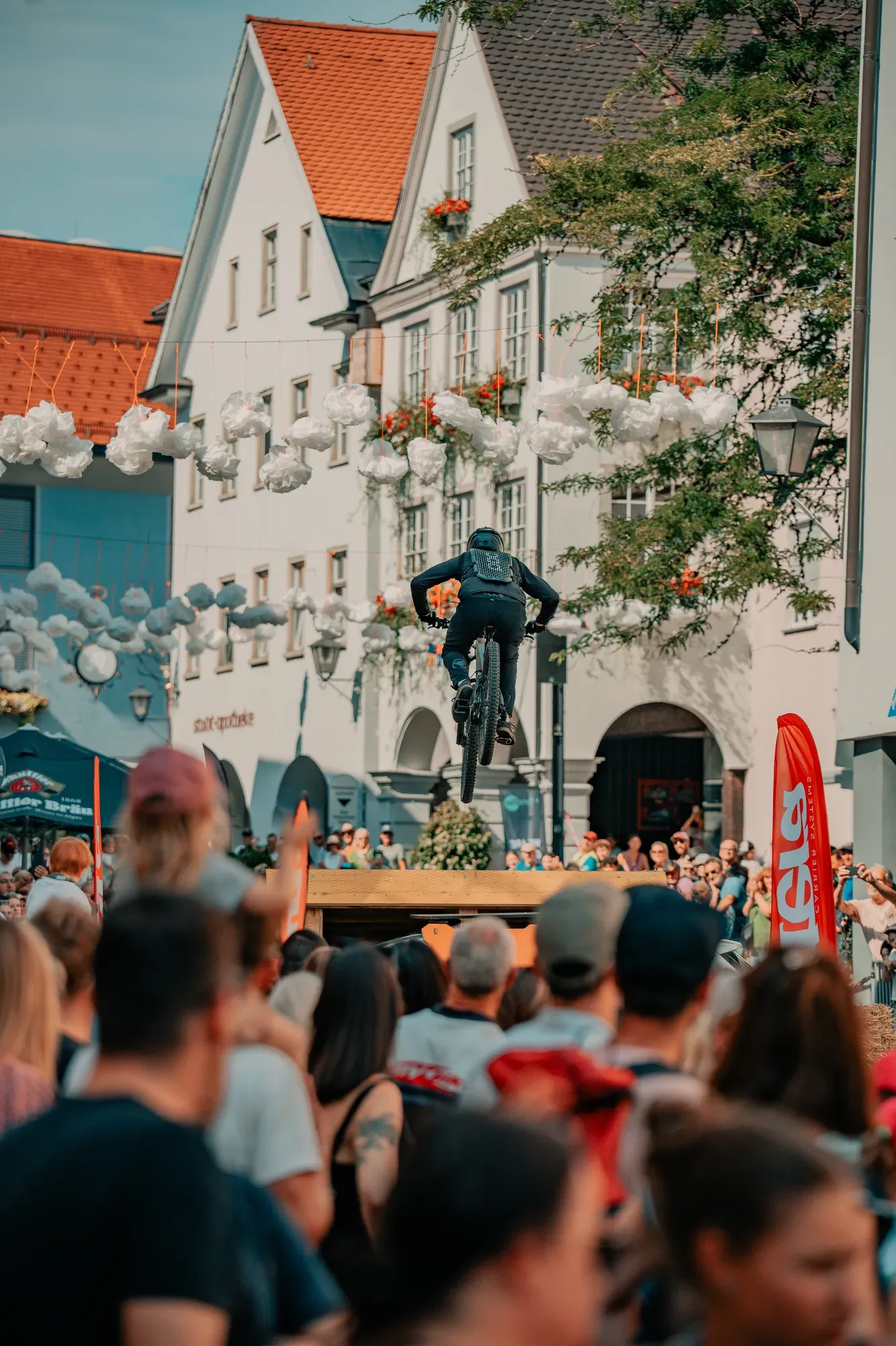 Straßenszene mit Zuschauern in der Leutkircher Altstadt