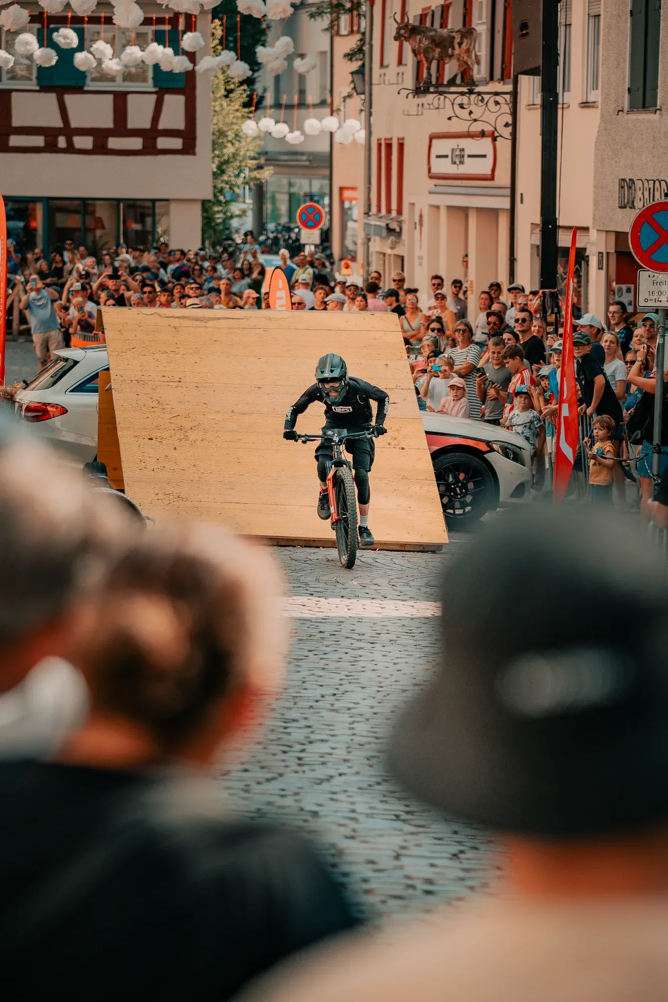 Die große Holzrampe des Auto-Sprungs