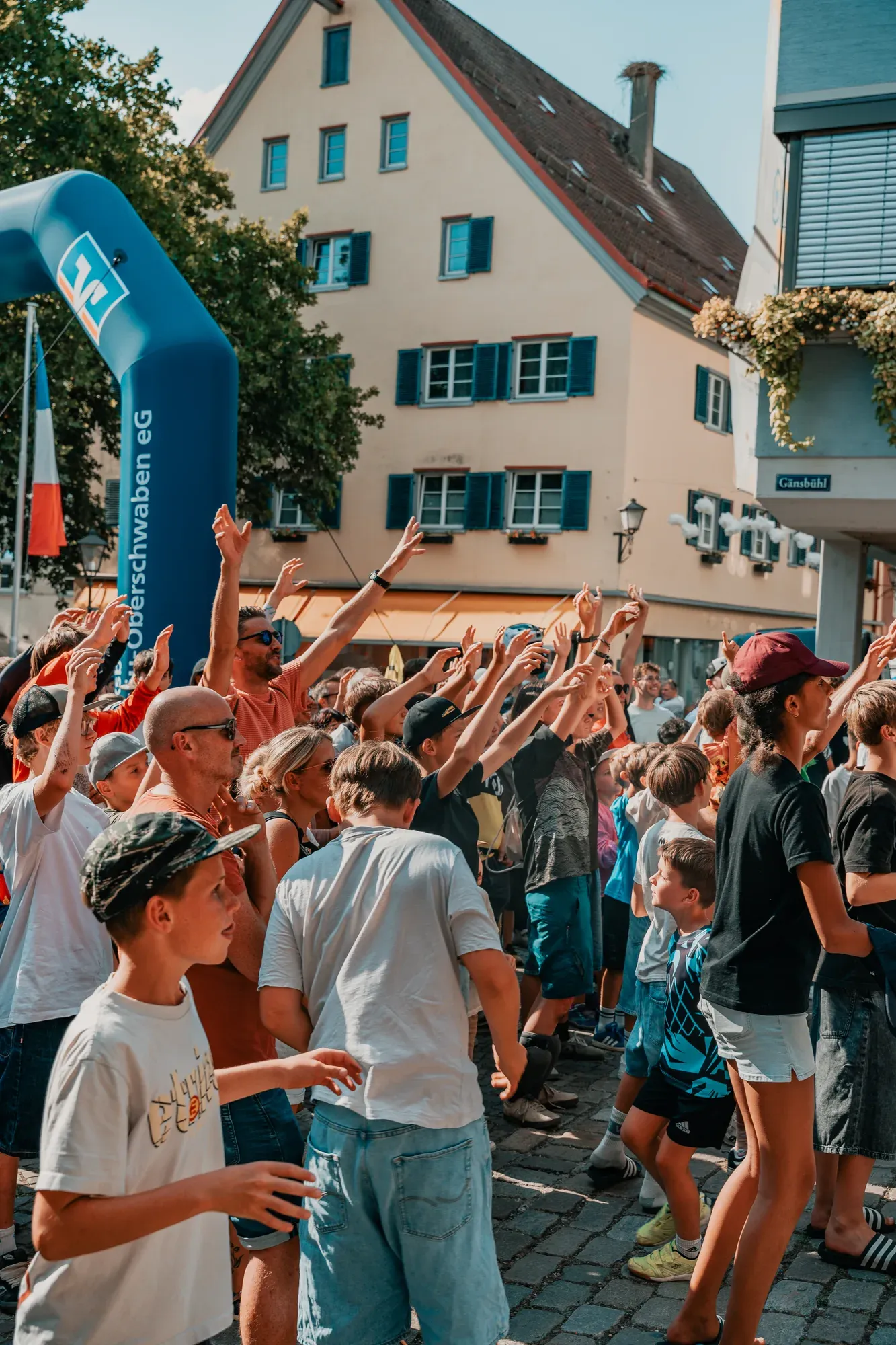 Feiernde Zuschauer im Zielbereich